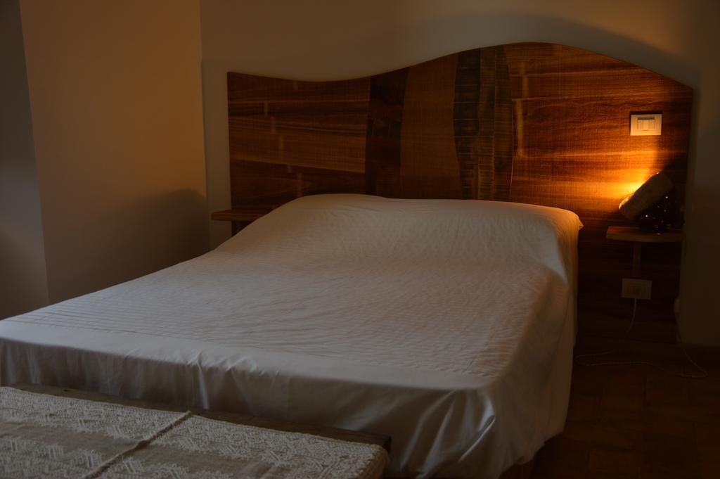Agriturismo Riparossa アッレローナ エクステリア 写真