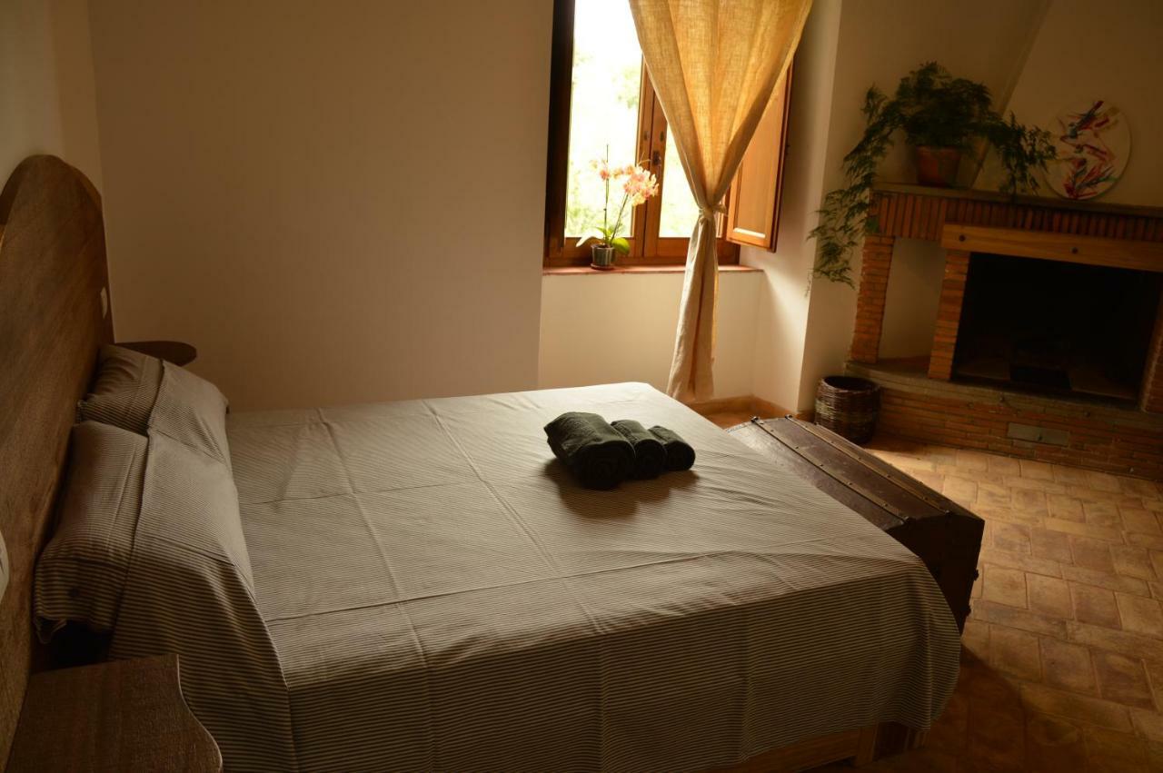 Agriturismo Riparossa アッレローナ エクステリア 写真