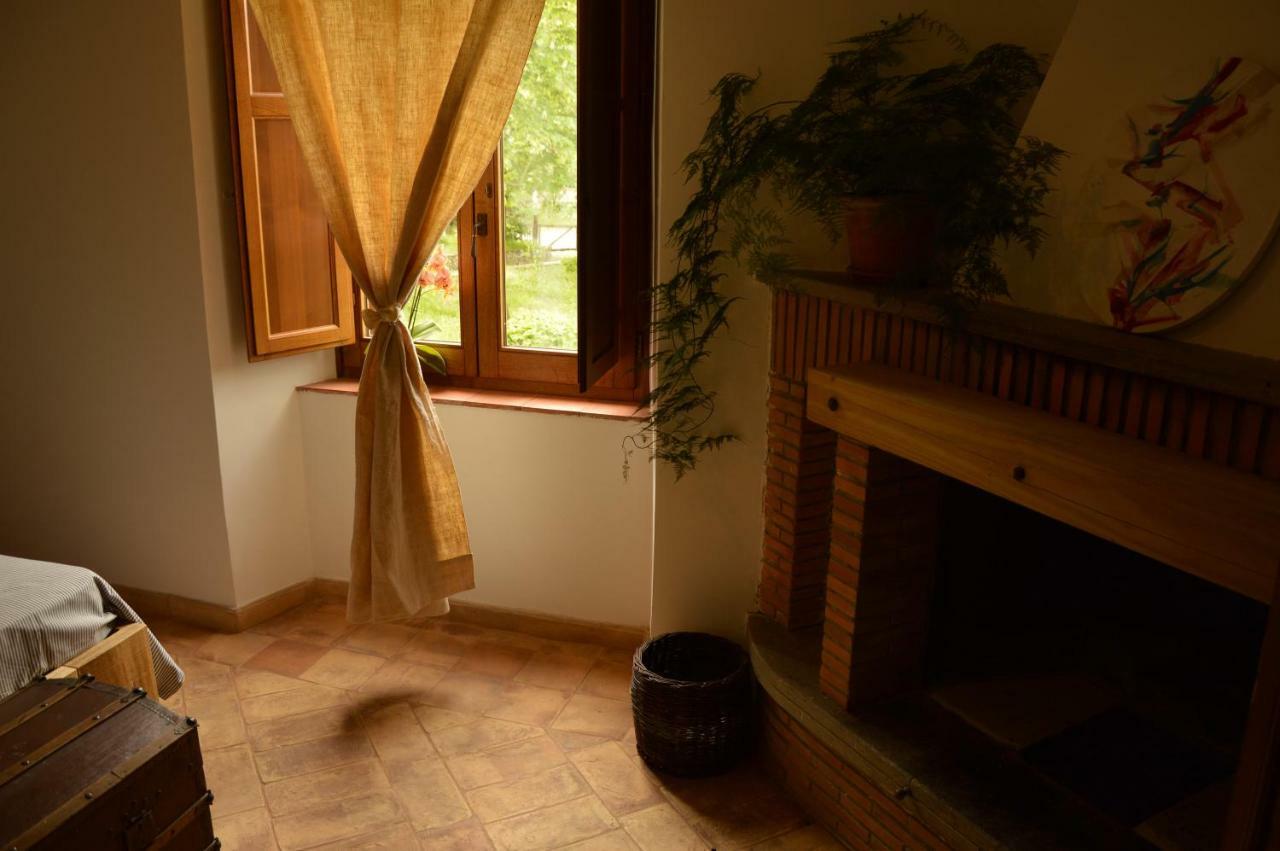 Agriturismo Riparossa アッレローナ エクステリア 写真